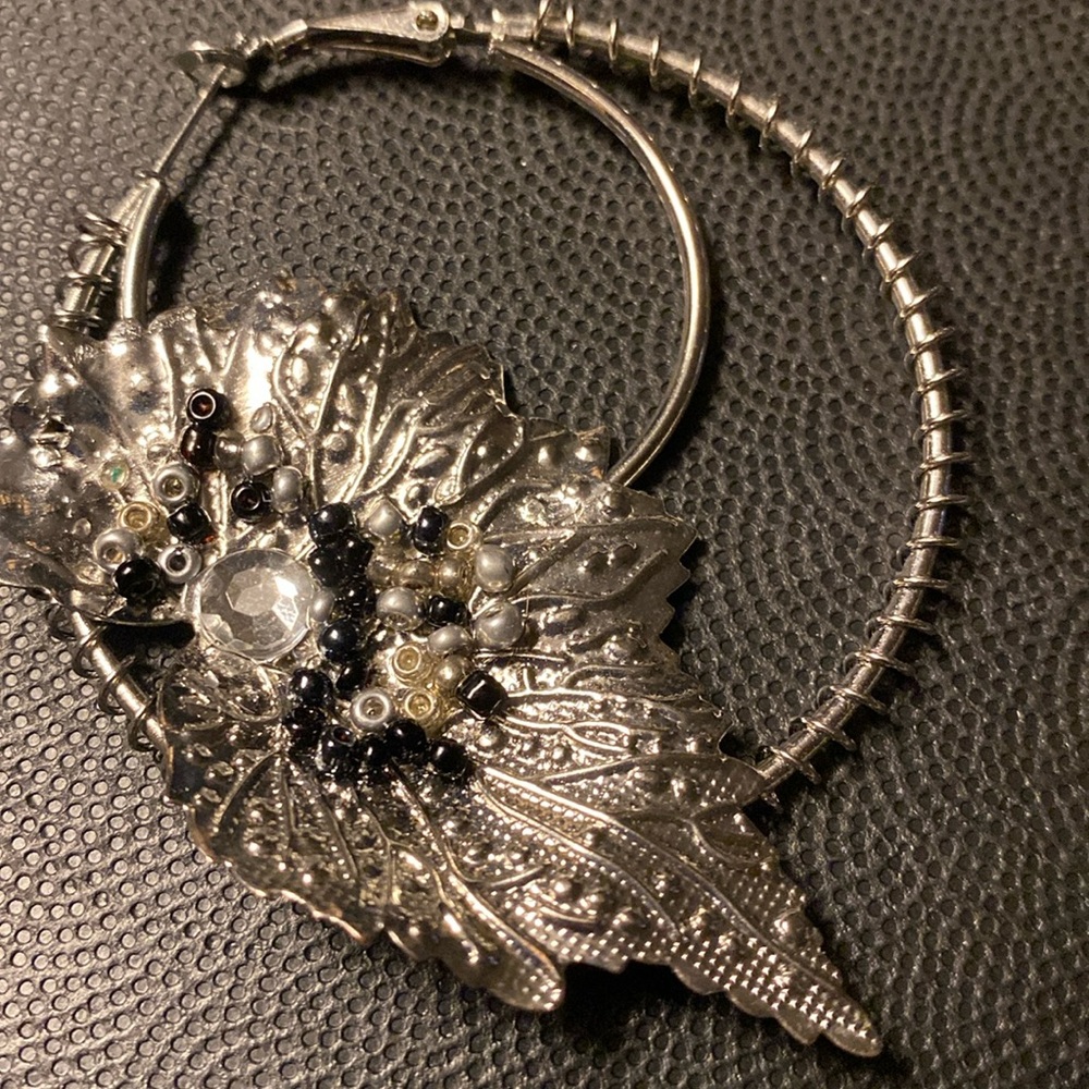 Vintage Silver tone Huge hoop dangling pierced Earrings with leaf with beads - Picture 5 of 9
